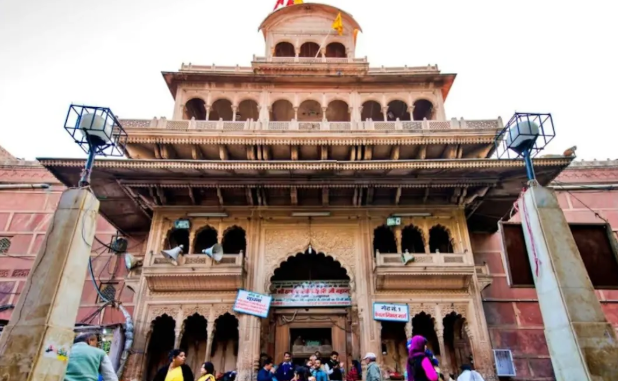 मथुरा में 54 साल बाद खुला बांके बिहारी का खजाना: चांदी के बर्तन और रहस्य बने खाली संदूक
