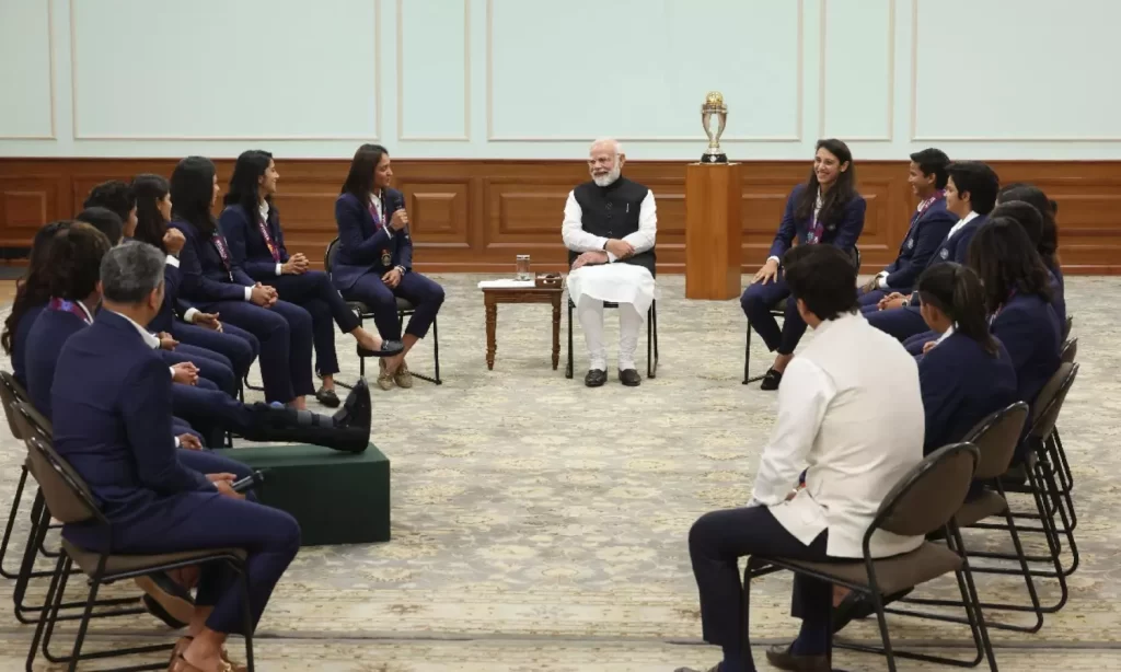 प्रधानमंत्री मोदी ने विश्व विजेता टीम इंडिया को किया सम्मानित, हुई भावुक मुलाकात