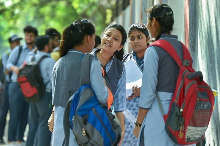 यूजीसी ने कॉलेजों को अलर्ट किया - समय पर डिग्री दो वरना सजा