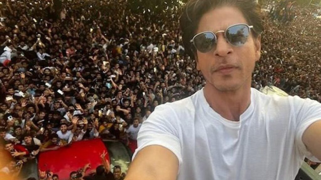 शाहरुख खान के 60वें जन्मदिन पर सुरक्षा कारणों से मन्नत के बाहर फैंस से नहीं मिले किंग खान