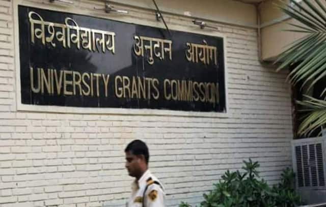 यूजीसी ने कॉलेजों को अलर्ट किया - समय पर डिग्री दो वरना सजा