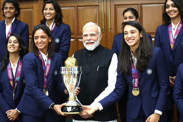 प्रधानमंत्री मोदी ने विश्व विजेता टीम इंडिया को किया सम्मानित, हुई भावुक मुलाकात