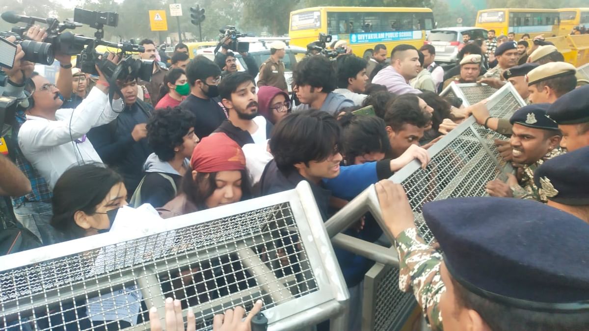 दिल्ली इंडिया गेट प्रदूषण प्रदर्शन में हिडमा के समर्थन में नारेबाजी, 23 गिरफ्तार