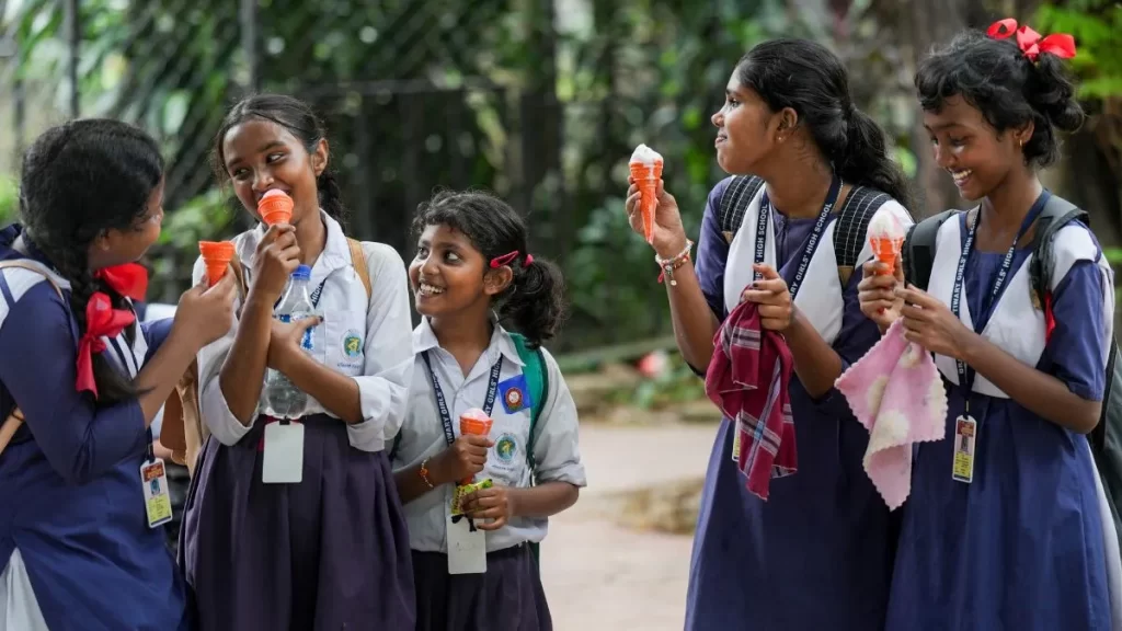 नवंबर स्कूल हॉलीडेज 2025 में कब बंद रहेंगे स्कूल: सभी डेट्स की पूरी जानकारी
