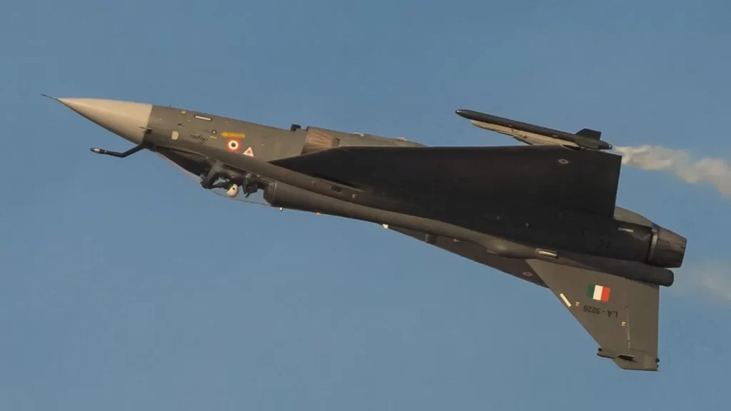 IAF’s Tejas fighter jet ने Dubai Air Show में किया हादसे से सबको चौंकाया