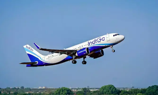 indigo flight cancel से दिल्ली हवाई अड्डे पर उड़ा ट्रैवल का इंतजाम, हजारों यात्री फंसे
