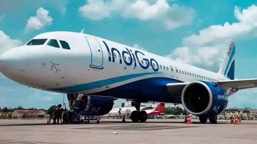 indigo flight cancel से दिल्ली हवाई अड्डे पर उड़ा ट्रैवल का इंतजाम, हजारों यात्री फंसे